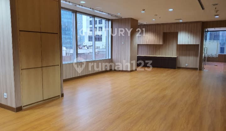 Menara Sudirman Jakarta Luas 300M2 Lantai 8 Semi Furnished