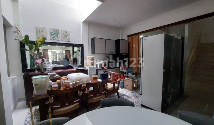 rumah modern nyaman hommeu 3 lantai di turangga