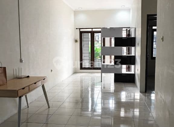 rumah modern minimalis nyaman di taman holis indah 2