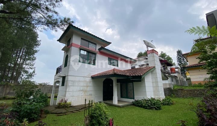 Villa Hook Parkir Luas Pemandangan Hijau Asri Di Kota Bunga