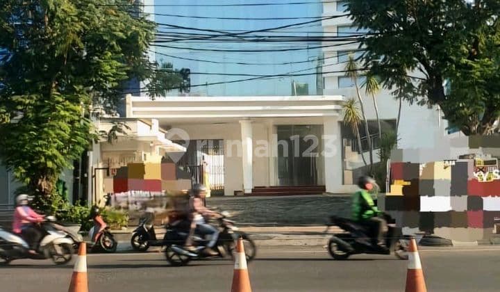 Gedung Komersial Di Jl. Pandanaran Semarang.