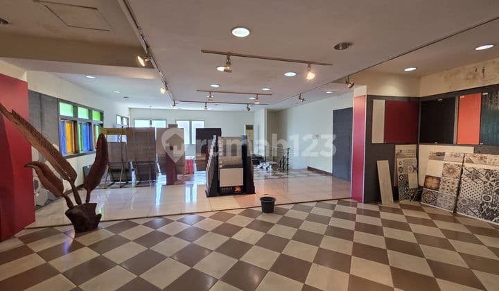 Showroom & Gudang Di Mt. Haryono Semarang.