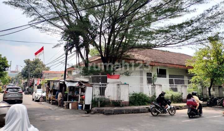 Strategic Corner House in Central Tangerang City Business Center