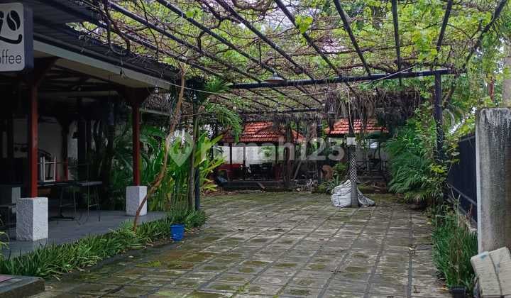 Rumah Asri dengan Taman di Tengah. Sidoarjo Kota
