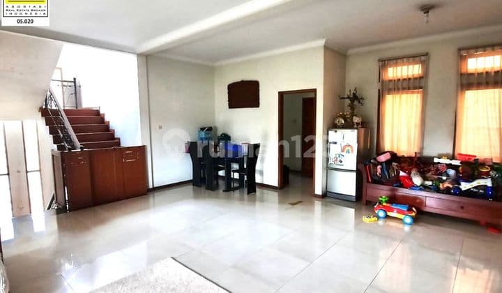 Nego Mulus Rumah Luas Minimalis 3 Lantai di Sayap Turangga Bandung