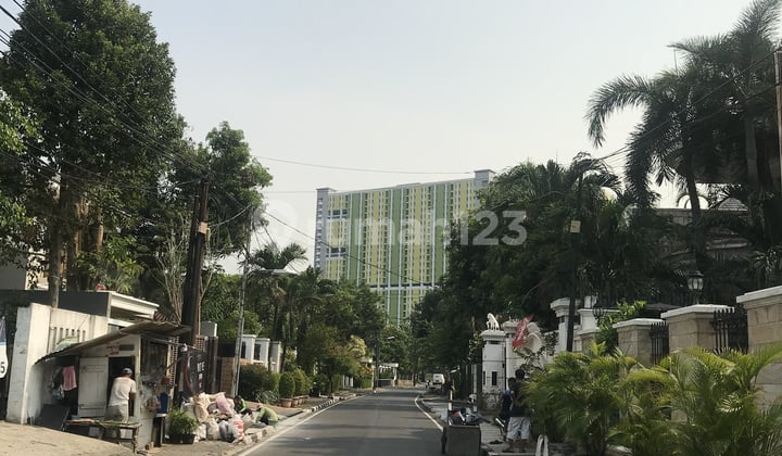 Kavling 640 m2, di Jl. Garut Menteng, kotak, Golongan C, hanya berjarak 15 menit ke Bundaran HI - Plaza Indoensia