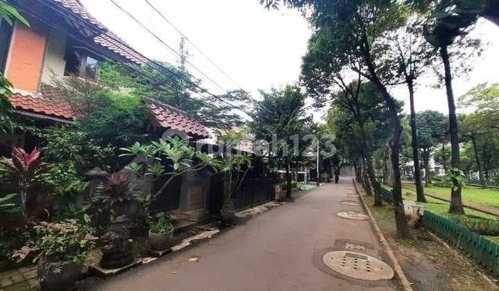Rumah di Hang Jebat, Kebayoran Baru 300 Sqm, Prime Location, Depan Taman, 5 Menit ke Senayan