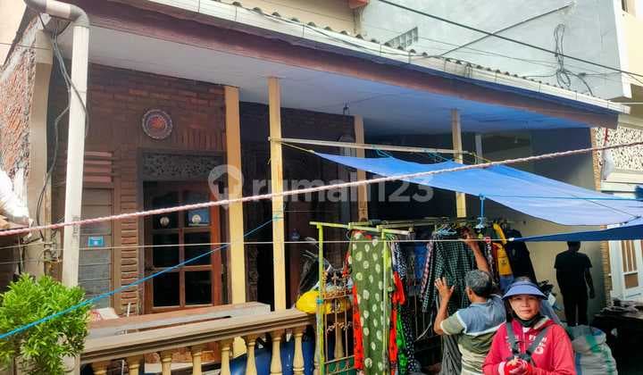 Murah Bu Depan Pasar Cocok Untuk Usaha Toko, Tetap Berpenghasilan 2jt/bulan Meski Rumah Dalam Keadaan Kosong. Sangat Menguntungkan