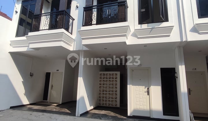 Affordable House with Easy Access Near Sawah Besar Station in the Economical Area of Sawah Besar, Central Jakarta