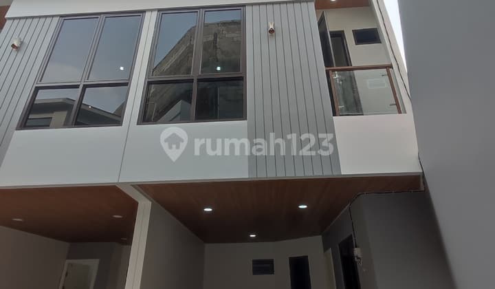 Affordable House 700 Million Rupiah with Carport in Central Jakarta, Johar Baru