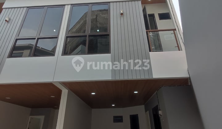Affordable House 700 Million Rupiah with Carport in Central Jakarta, Johar Baru