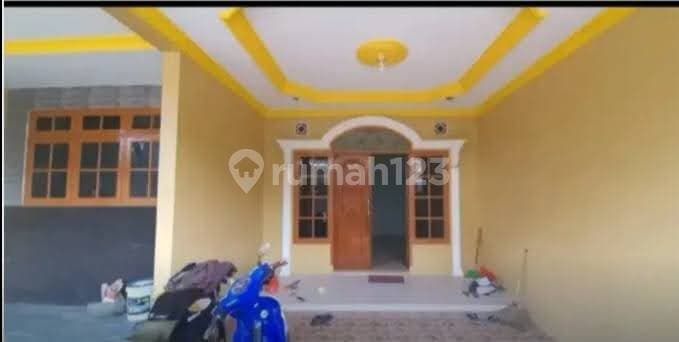 Rumah Hadap Jalan Utama