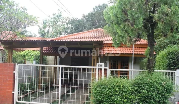 Rumah Dengan Halaman Luas Dalam Komplek Akses Mudah