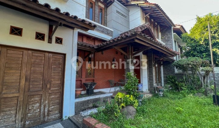 Dijual Rumah 2 Lantai Semi Furnish Lokasi Strategis Batununggal