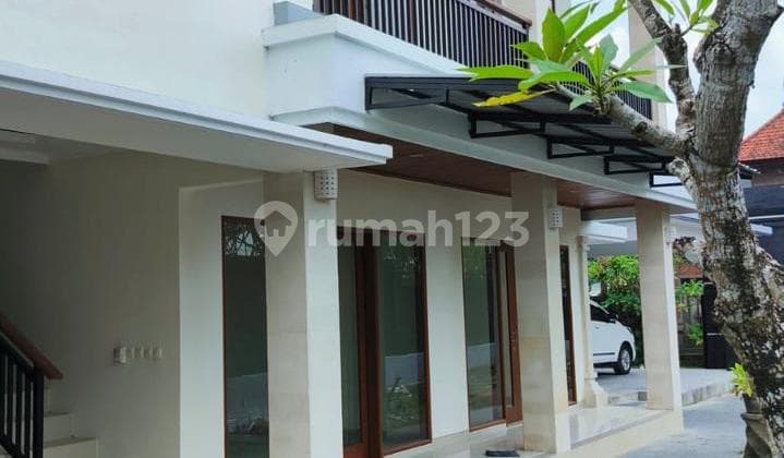 Rumah Cantik 2 Lantai 4 Kamar di Sanur