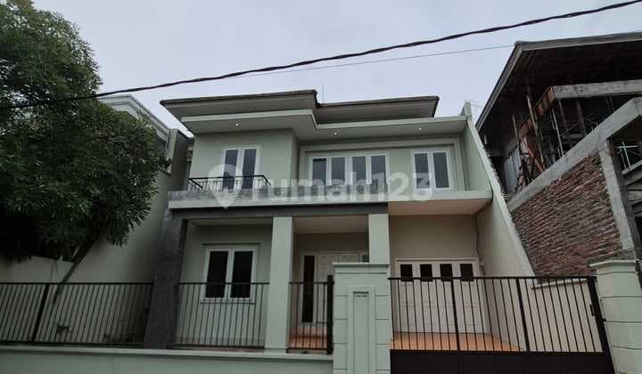 Rumah 2 Lantai Bagus SHM di Villa Galaxy Siap Huni