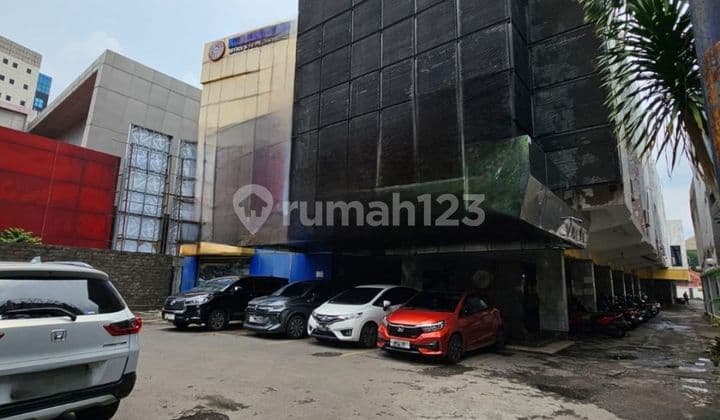 Gedung Komersial Area di Basuki Rachmat Cocok untuk Perkantoran