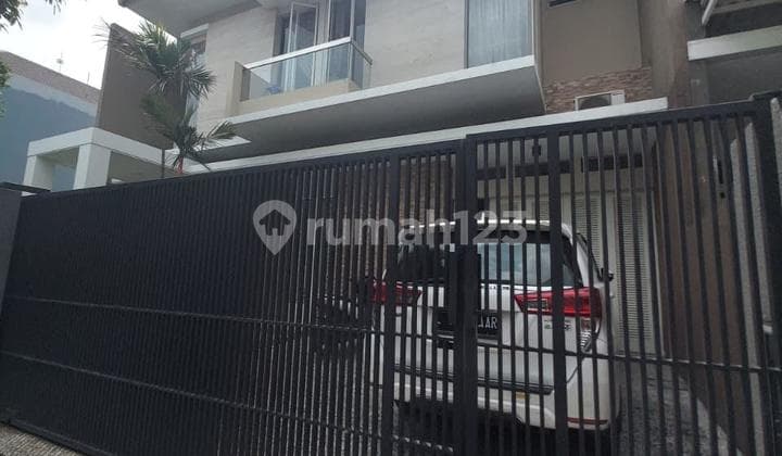 Rumah 2 Lantai Semi Furnished di Citraland East Emerald Mansion