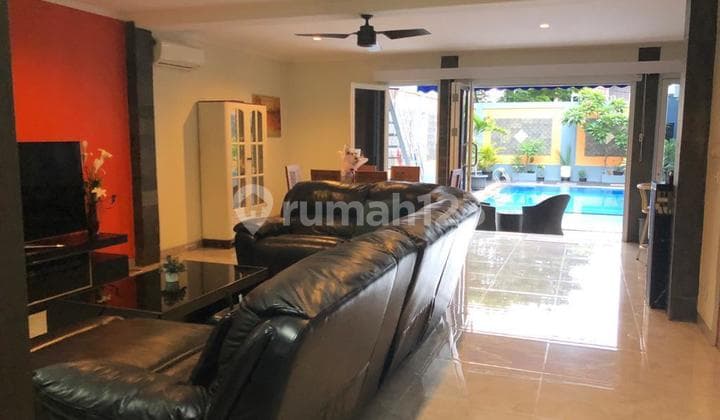 Disewakan Rumah 2 Lantai Ada Kolam Renang Lokasi Strategis Lippo