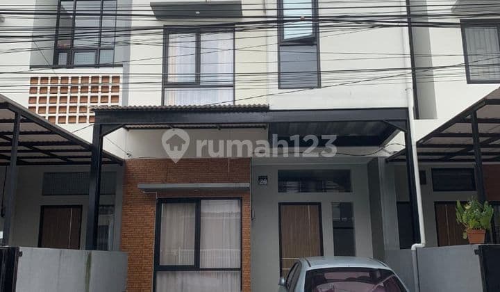 House For Sale with 2 Carports in Kiaracondong Near Tenth Avenue Mall