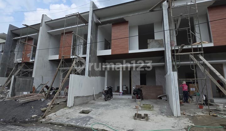 Rumah 2 Lantai di Kompleks Perumahan Elit Lokasi Strategis Panjang Jiwo Permai Tenggilis Mejoyo Surabaya