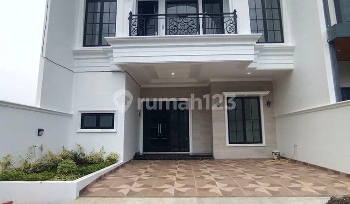 Dijual rumah tiga lantai Rooftop
