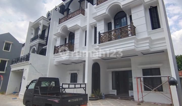 Dijual Rumah Mewah Tiga Lantai Dalam Cluster