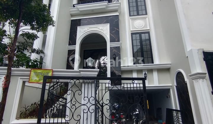 Dijual Rumah Mewah Tiga Lantai Siap Huni