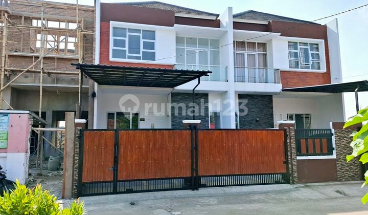 Rumah 2 Lantai Besar Pinggir Jalan Dekat Tol