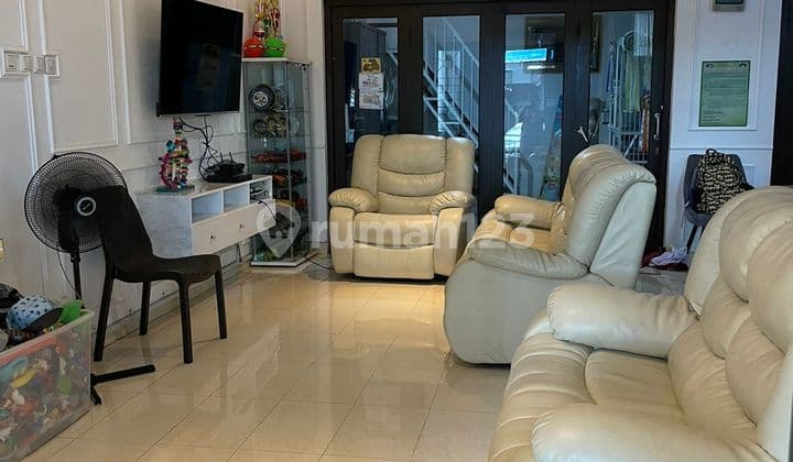 Rumah 3 Lantai Semi Furnished SHM di Raffles Hills 09.2023
