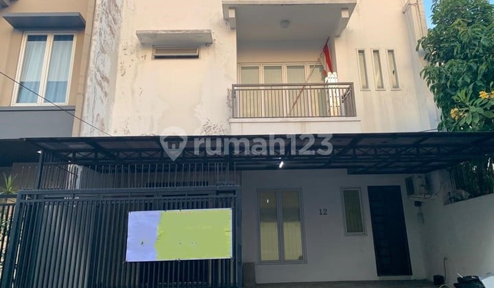 2-Story House in Pondok Indah L120m2 3+1 Bedrooms 01.2024