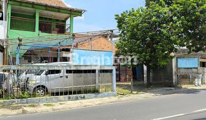 2-Story House in Jagakarsa Near Toll Road. Suitable for Mini Market/Clinic/Warehouse/Coffee Shop.