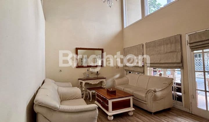 Rumah 2 Lantai Klasik Hook di Taman Kedoya Baru, Bangunan 2 Lantai. Turun Harga 9,5 M ->7,8 M Masih Nego