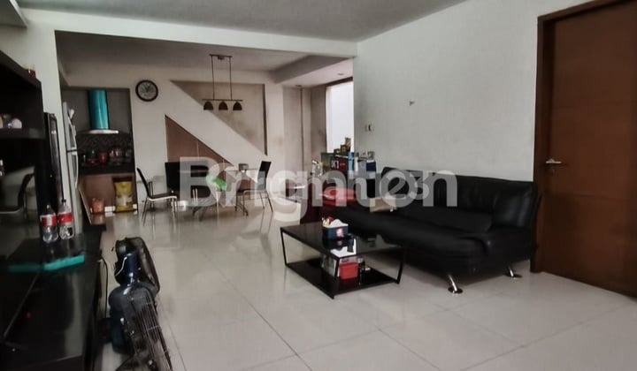 Rumah Bagus& Bebas Banjir di Jelambar. Bangunan 2 Lantai