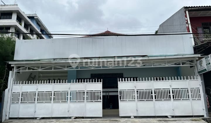 Rumah Cocok Kos/Klinik/Kantor di Ks Tubun , Kota Bambu Selatan