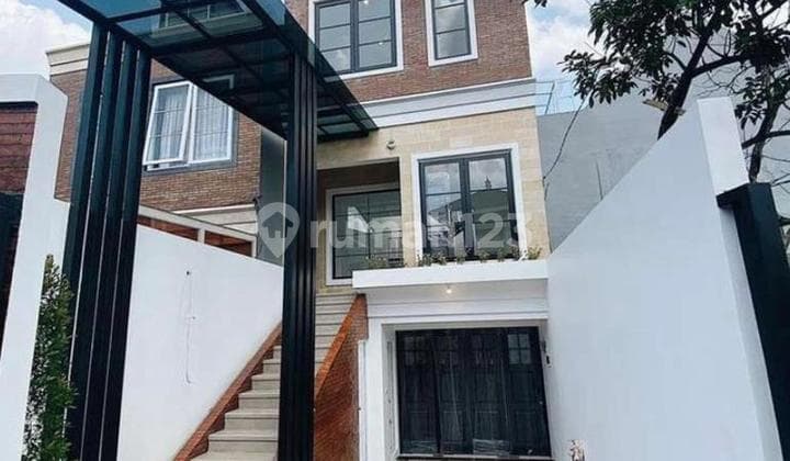 Rumah 3 Lantai Design France Classic Di Area Strategis Jakarta Selatan