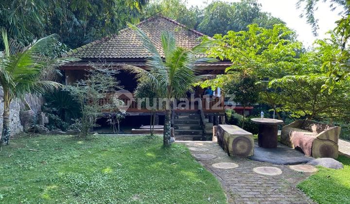 Tanah dijual berikut bangunan.