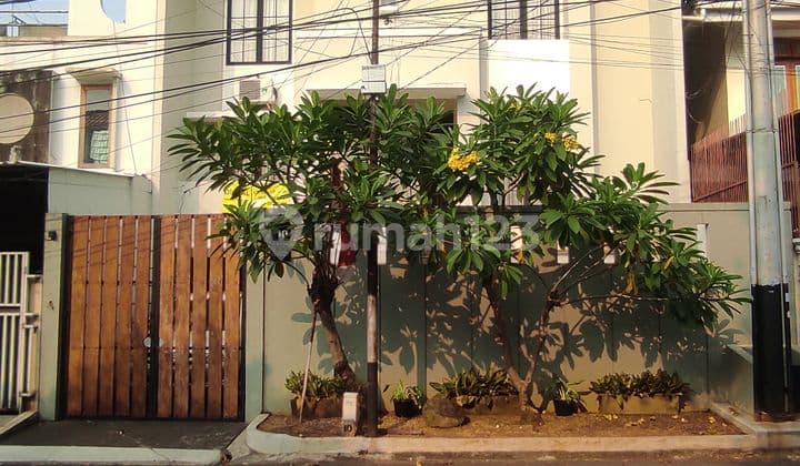 Rumah Bagus 3 Lantai Kolam Renang SHM Di Pondok Indah