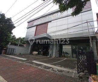 Ruko Pinggir Jalan di Jalan Pramuka