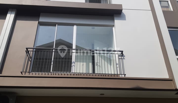 Rumah 3 Lantai Lokasi Strategis dekat CBD dan Fasilitas