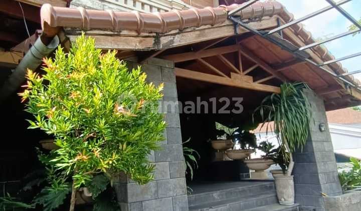 Dijual Rumah Luas Balinese Style Dengan Mini Rooftop di Kerobokan