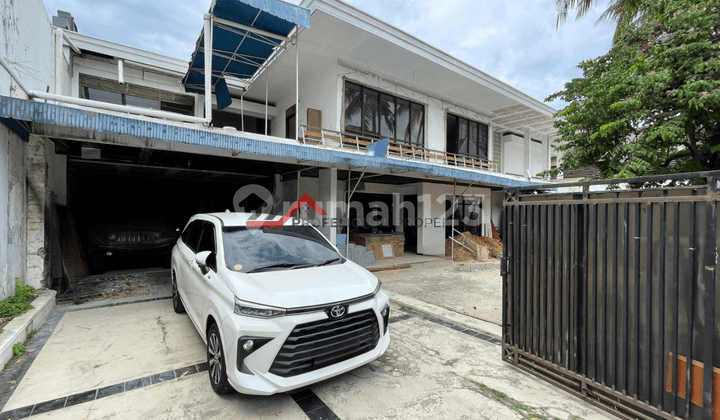 Rumah Sewa Full Renovasi Halaman Luas di Area Kebayoran Baru, Jakarta Selatan