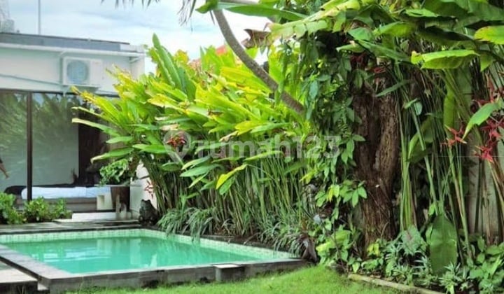 Villa Lengkap Berperabot dengan Taman Luas dan Ruangan yang Spasial