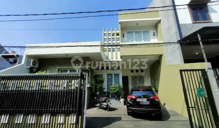 Rumah Cantik di Taman Ratu Sangat Terawat Siap Huni Dan Istimewa.