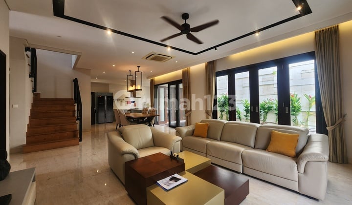 Rumah Mewah dalam komplek one gate system Harvest Land, dijual diKuta.