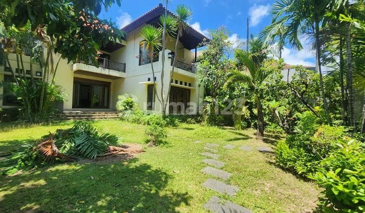 Rumah dijual cocok untuk kantor di pusat Renon.