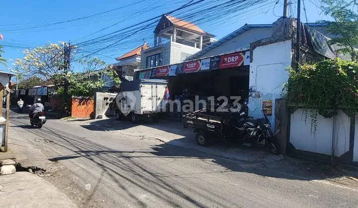 Wholesale warehouse / shop for sale in downtown Denpasar.