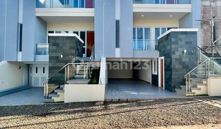 Townhouse Mewah Modern 3 Lantai Lokasi dekat Toll di Cinere