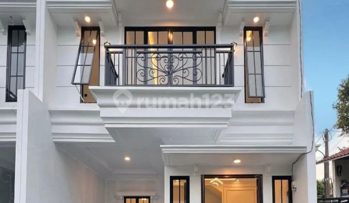 Townhouse Classic Modern Bangunan 2 Lantai Plus Rooftop Jagakarsa