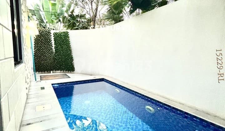 Rumah Hook Ada Kolam Renang Dekat Pasar & Sekolah di Graha Raya